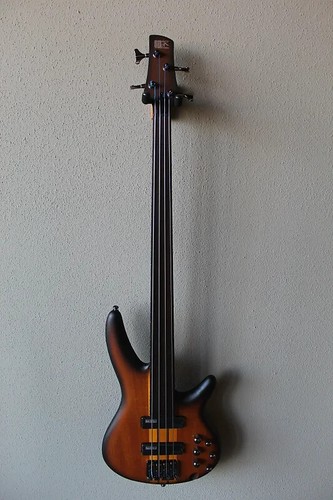 Nuovissimo basso elettrico