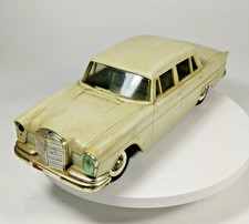 Auto giocattolo in latta