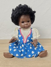 Simpatica bambola di plastica