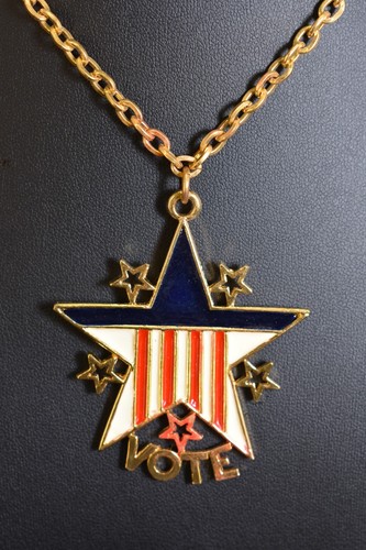 Collana con ciondolo smaltato