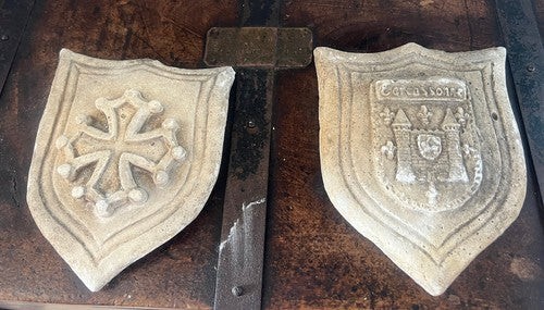 Scudi croce gesso rilievo - scudi,