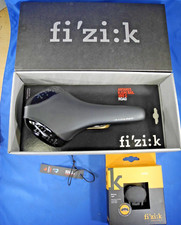 Sella Antares - Fizik Antares Kium Nero 189G con luce lampeggiante! (Nuovo con scatola!)