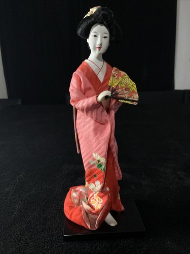 Elegante bambola geisha