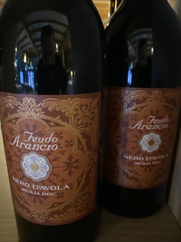 Vino rosso nero avola - nero, feudo