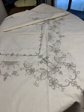 tovaglia ricamata a mano 180x260 con tovaglioli qualcuno segnato dal tempo.