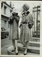 1962 Stampa Foto Le donne indossano cappotti di pelliccia chic disegnati da Chombert di Parigi
