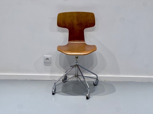 Chaise pivotante modèle 3113 - pivotante,