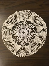 Centrino rotondo in cotone, fatto a mano diam. cm 19,5 ca - colore bianco.