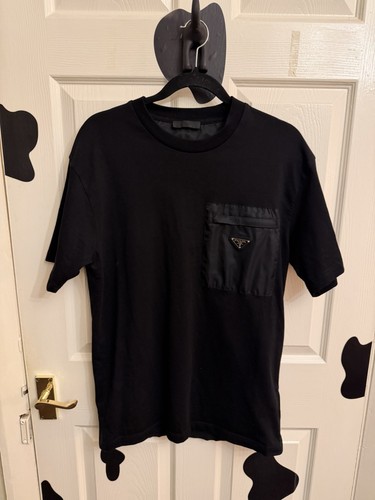 Classic black crew - -neck, tee