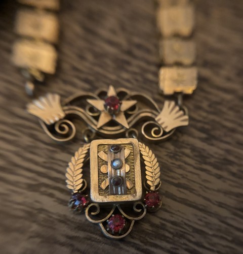 Collana antica catena libro