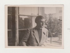 Affettuoso bello giovane uomo