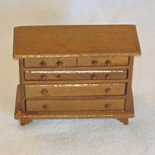 Comò in legno casa delle