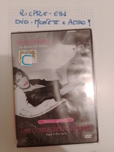 Una donna dietro - porta, con