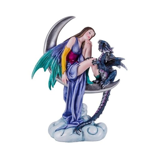 Figura fata seduta sulla luna