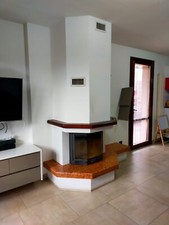 CAMINETTO MONOBLOCCO ESAGONALE AD ARIA CON RIVESTIMENTO BIANCO E ROSSO VERONA