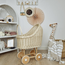 Carrello per bambole in vimini