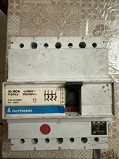  interruttore di circuito magnetotermico o un interruttore differenziale