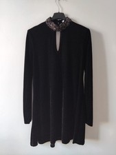 Abito di velluto nero con collo alto decorato Oh My Love London