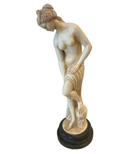 Statuina donna nuda