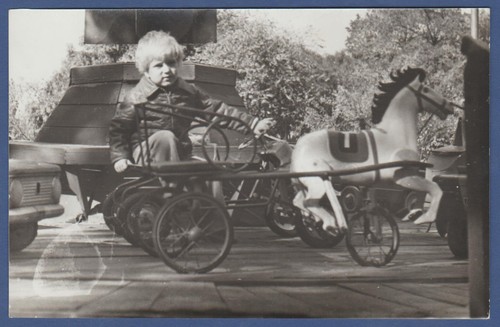 Bellissimo bambino cavalca - , una