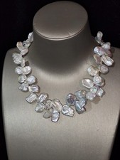 Collana grande con petali - , di