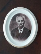 Fotoceramica ovale in bianco e nero raffigurante uomo - anni '30-'40