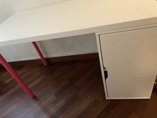 scrivania bianca con cassetti