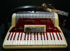 Fisarmonica vintage rossa e