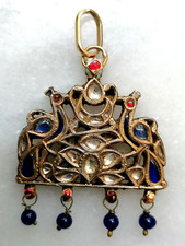 (GIOIELLO MOGHUL) ANTICO PENDENTE IN ORO, DIAMANTI, ZAFFIRI, SMALTI ETC. 1800.
