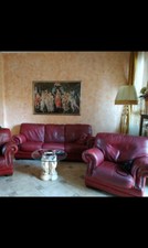 Salotto in pelle bordeaux, 3 posti + 2 poltrone + pouf poggiapiedi, ottimo usato