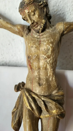 Antico corpo crocifisso