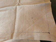 Lenzuola di lino bianco ricamate.