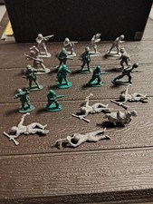 Soldatini in plastica 19 pezzi