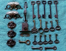 LOTTO " CHIAVI ANTICHE-MANIGLIE- SERRATURA-BORCHIE-