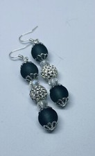 Orecchini in vetro riciclato con cristallo Swarovski e Shamballa colore grigio. Regno Unito fatto a mano