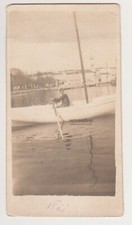 Barca a remi giovane ragazzo