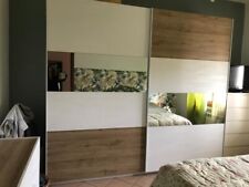 Armadio 2 ante scorrevoli a specchio. Interno bianco e legno