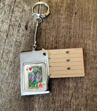 PORTACHIAVI IN METALLO, CON CARTA DA GIOCO J e AGENDINA TELEFONICA INTERNA