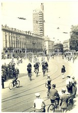 1940 ca TORINO Piazza CASTELLO Sfilata di BERSAGLIERI in bicicletta *Foto