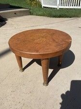 Piccolo sgabello moderno metà