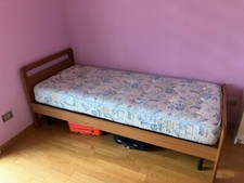 Struttura letto singolo in legno, rete a doghe e materasso Eminflex