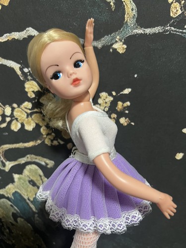Bambola ballerina attiva