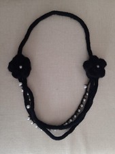 COLLANA FATTA A MANO IN LANA NERO E PERLINE CON ROSE ALL'UNCINETTO