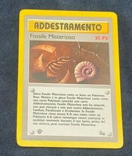 CARTA  ALLENATORE SET FOSSIL 62/62 PRIMA EDIZIONE  BELLE CONDIZIONI ITA [S10]