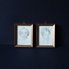 Set 2 cornici vintage legno dorato ritratti donne giovani matita Napoli anni ’70