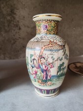 Vaso in ceramica bianco con fiori