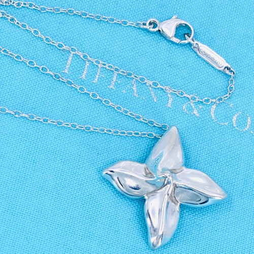 Collana con ciondolo fiore