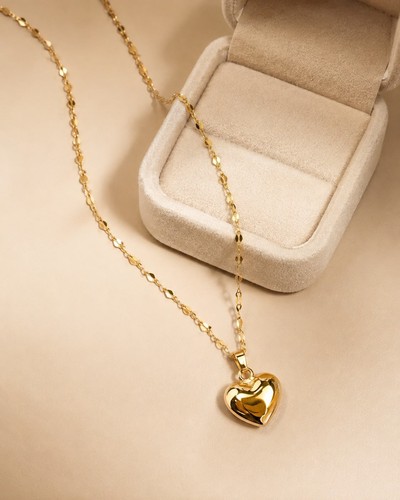 Collana dorata con ciondolo - con,