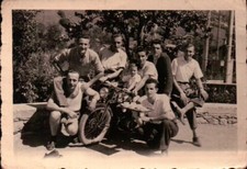 FOTO CON GRUPPO DI GIOVANI CON