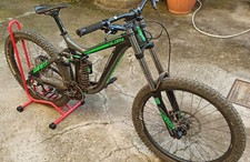 Bici Downhill Giant 27,5 Taglia L + casco, guanti, ginocchiere e armatura